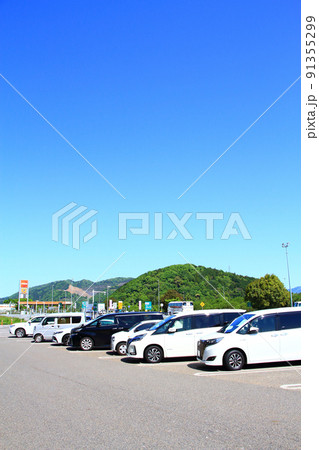 多くの車で賑わうサービスエリアの風景 91355299