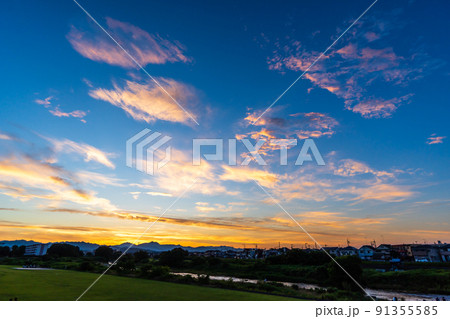 夕焼け 日没 夕景 太陽 山並み 夏 自然風景 住宅街 夕焼け 日没 夕景 太陽 山並み 夏 自然風景 住宅街 91355585