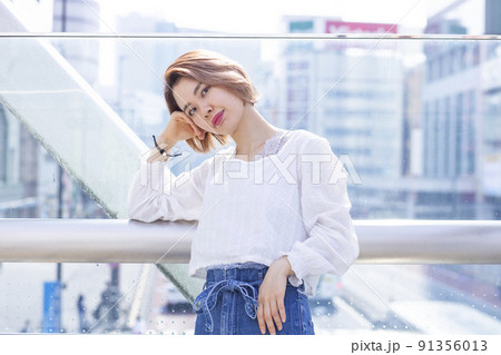 女性のポートレート 91356013