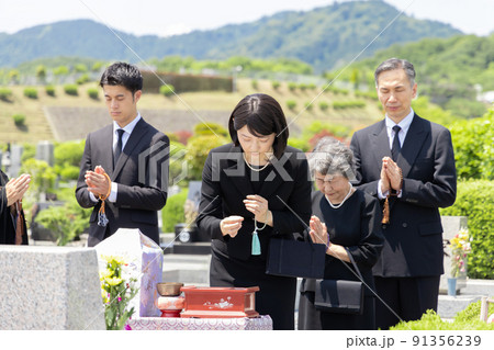 納骨式に参列する遺族 納骨式に参列する遺族 91356239