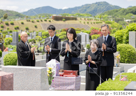納骨式に参列する遺族 納骨式に参列する遺族 91356244