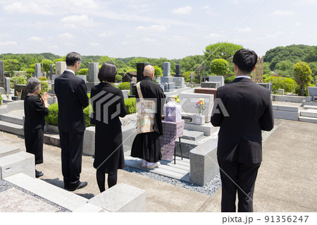 納骨式に参列する遺族 91356247