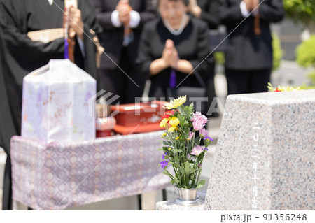 納骨式に参列する遺族 納骨式に参列する遺族 91356248