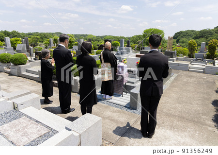 納骨式に参列する遺族 91356249