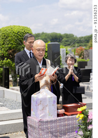 納骨式に参列する遺族 91356253