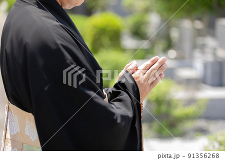 合掌するお坊さん 91356268