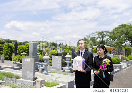 納骨式に来た夫婦 91356285