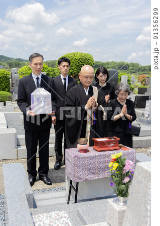 納骨式に参列する遺族 91356299