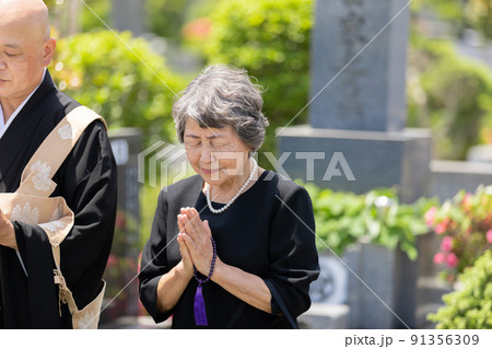 お墓参り お墓参り 91356309