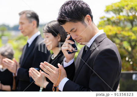 お墓参り お墓参り 91356323