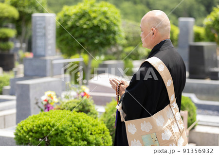 念仏を唱える住職 91356932