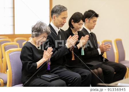 お葬式（左側の席：友人、知人、世話役、職場関連席） 91356945