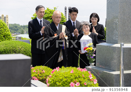 納骨式に参列する遺族 納骨式に参列する遺族 91356948