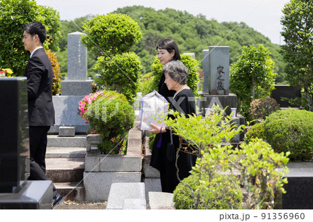 納骨式に参列する遺族 納骨式に参列する遺族 91356960