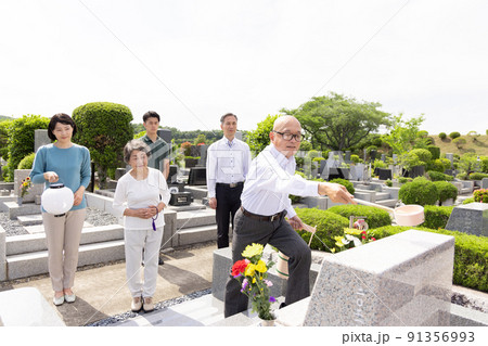 迎え盆　送り盆　お墓参り 91356993