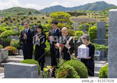 納骨式に参列する遺族 納骨式に参列する遺族 91357028