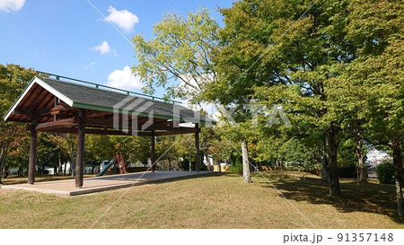 園部公園　東屋と秋の美しい風景・京都府南丹市園部町 91357148