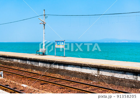 長崎県 島原鉄道　大三東駅　～プラットホームと青い海～ 91358205
