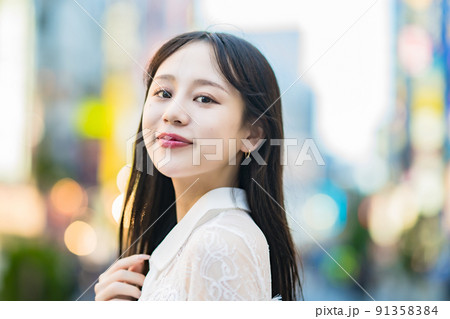 繁華街でのポートレート 91358384