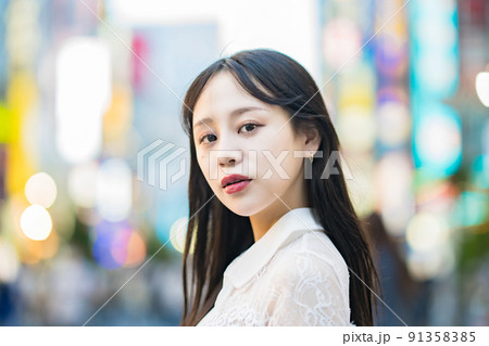 繁華街でのポートレート 91358385