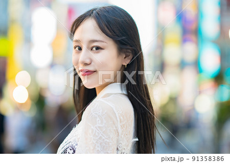 繁華街でのポートレート 91358386