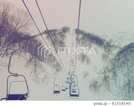 リフトから広がる静寂な雪山の風景 91358540