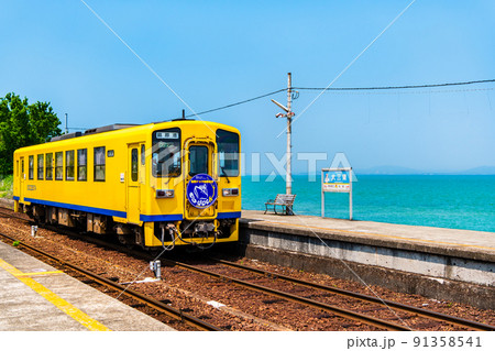 長崎県 島原鉄道　大三東駅　～列車と青い海～ 91358541