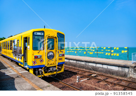 長崎県 島原鉄道　大三東駅　～列車と青い海～ 91358545