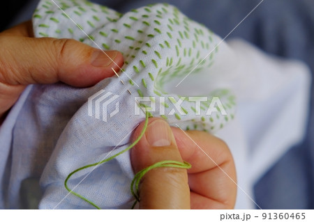 刺し子の布巾制作中 刺し子の布巾制作中 91360465