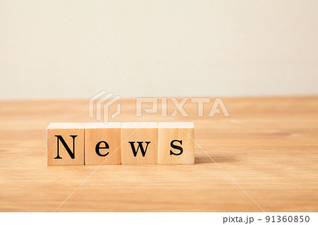 Newsの文字。ニュース。新着情報。木製のテーブルの上に置かれた4つの木製ブロックに書かれている。 91360850
