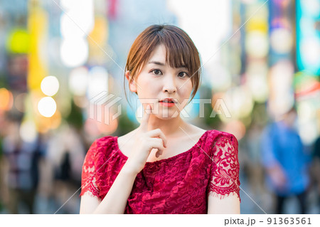 繁華街での女性ポートレート 91363561