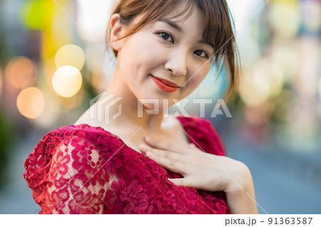 繁華街での女性ポートレート 繁華街での女性ポートレート 91363587