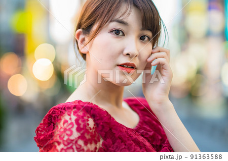 繁華街での女性ポートレート 91363588