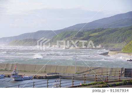 北海道えりも町　強風で荒れる海 91367934