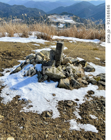 深山～るり渓ハイキングコースにある京都と大阪の境を示す標 91368686