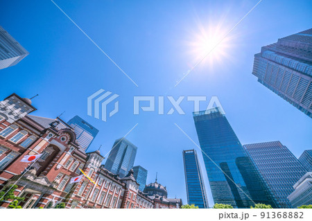 日本の東京都市景観 歴史的猛暑日…6月だがまるで真夏…太陽光を浴びる東京駅赤レンガ駅舎などを望む 91368882