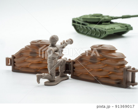 物陰に隠れて戦車を砲撃する兵士 91369017