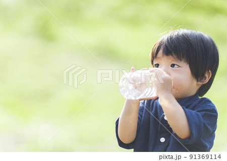 水分補給する一歳半の男の子 91369114