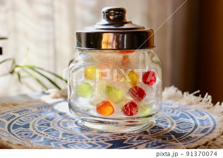 キャンディーが入ったガラスのキャンディーポット 91370074