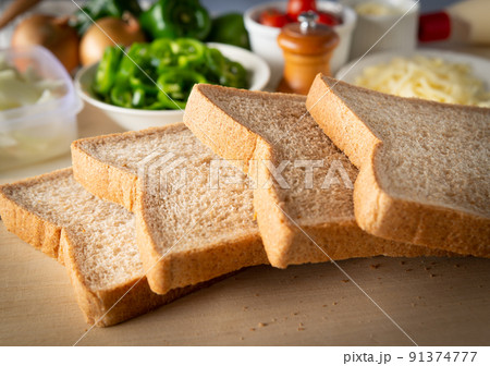 全粒粉入りの食パン　食パンで朝食　弁当作り　ブラン食パン 91374777