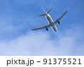 夏の青い空と飛行機 91375521