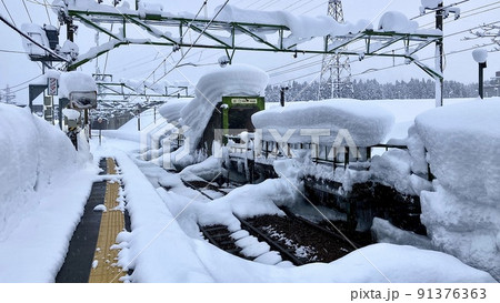 雪が積もった岩原スキー場前駅の構内 雪が積もった岩原スキー場前駅の構内 91376363
