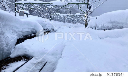 雪が積もった岩原スキー場前駅の構内 雪が積もった岩原スキー場前駅の構内 91376364