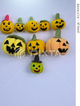 ハロウィンのお化けカボチャ九人 手作りのミニチュア粘土細工 ハロウィンのお化けカボチャ九人 手作りのミニチュア粘土細工 91376498