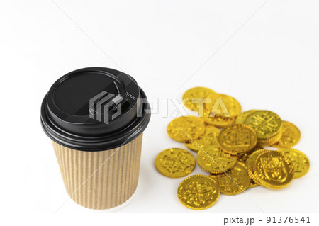 紙コップのコーヒーと、オモチャの金貨。ラテマネーのイメージ 紙コップのコーヒーと、オモチャの金貨。ラテマネーのイメージ 91376541