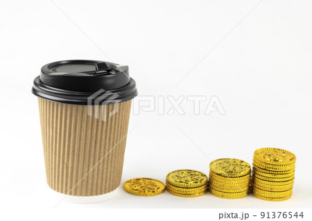 紙コップのコーヒーと、オモチャの金貨。ラテマネーのイメージ 紙コップのコーヒーと、オモチャの金貨。ラテマネーのイメージ 91376544