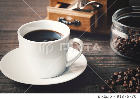 コーヒーとウッドテーブル 91376770