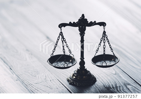レトロな天秤 背景素材 91377257