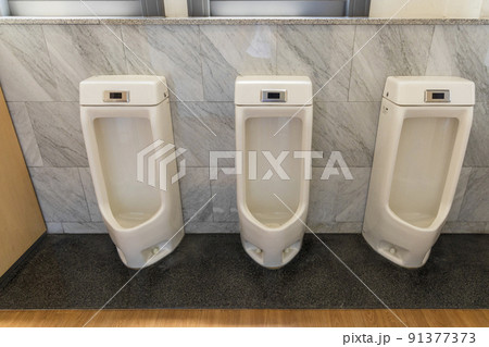 男性用のトイレ 男性用のトイレ 91377373