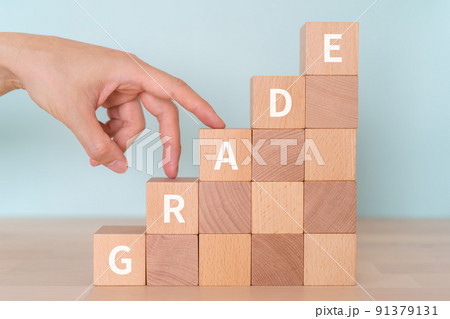 階級・グレードのイメージ｜「GRADE」と書かれたブロックと手 91379131